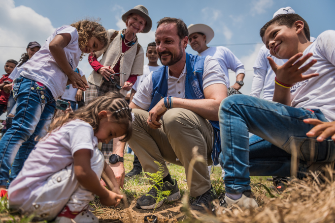 I 2019 besøkte Kronprins Haakon eit av prosjekta til Flyktninghjelpa med fokus på fred, utvikling og miljø i Mesetas i Colombia.